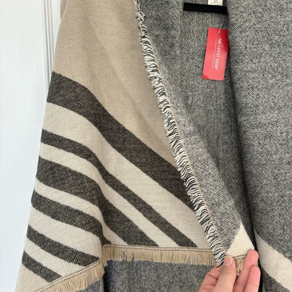 Love stitch | Sleeveless Sweater Poncho - One Size - Picture 5 of 7